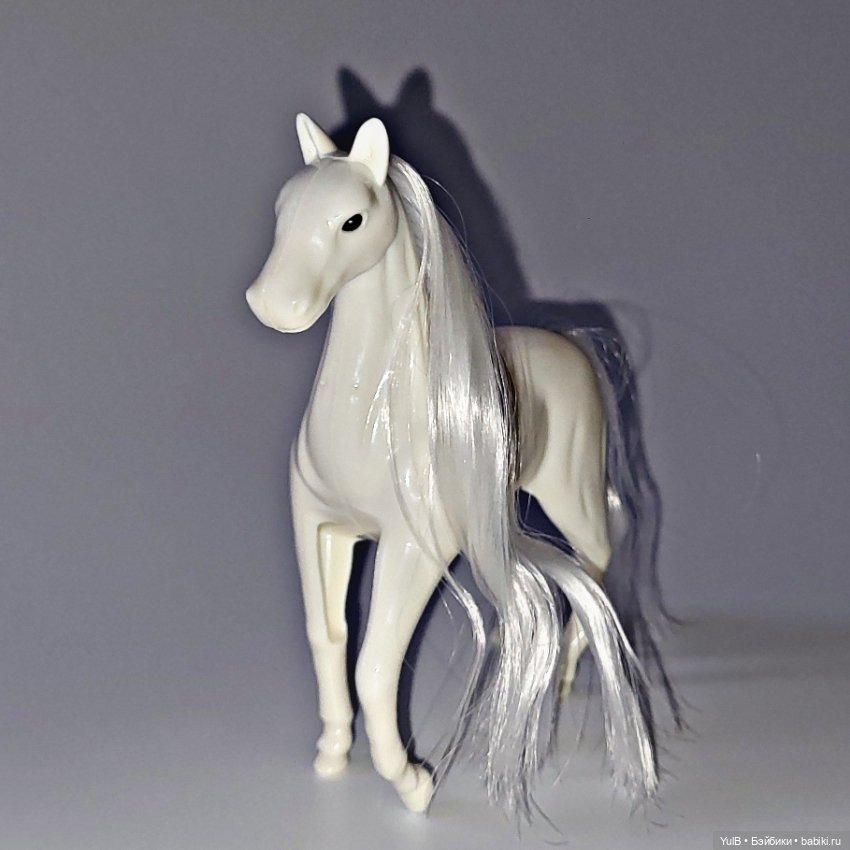 Наездница с розовыми волосами