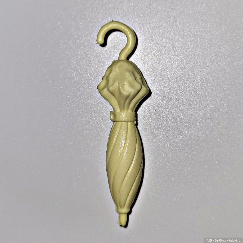 Наездница с розовыми волосами