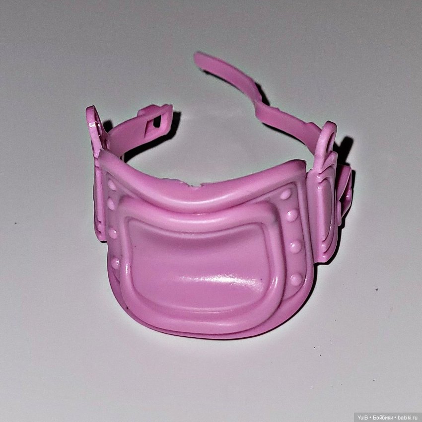 Наездница с розовыми волосами