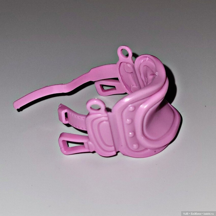 Наездница с розовыми волосами