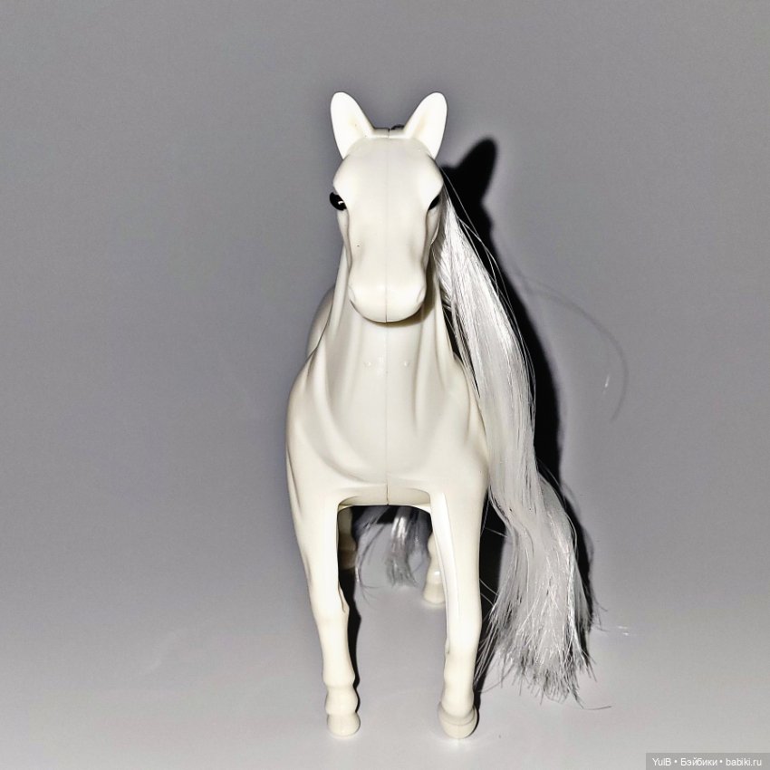 Наездница с розовыми волосами