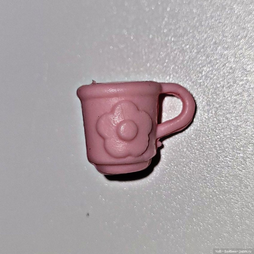 Наездница с розовыми волосами