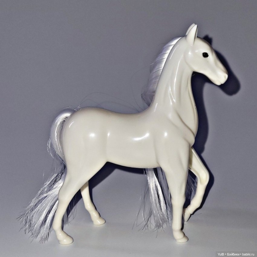 Наездница с розовыми волосами