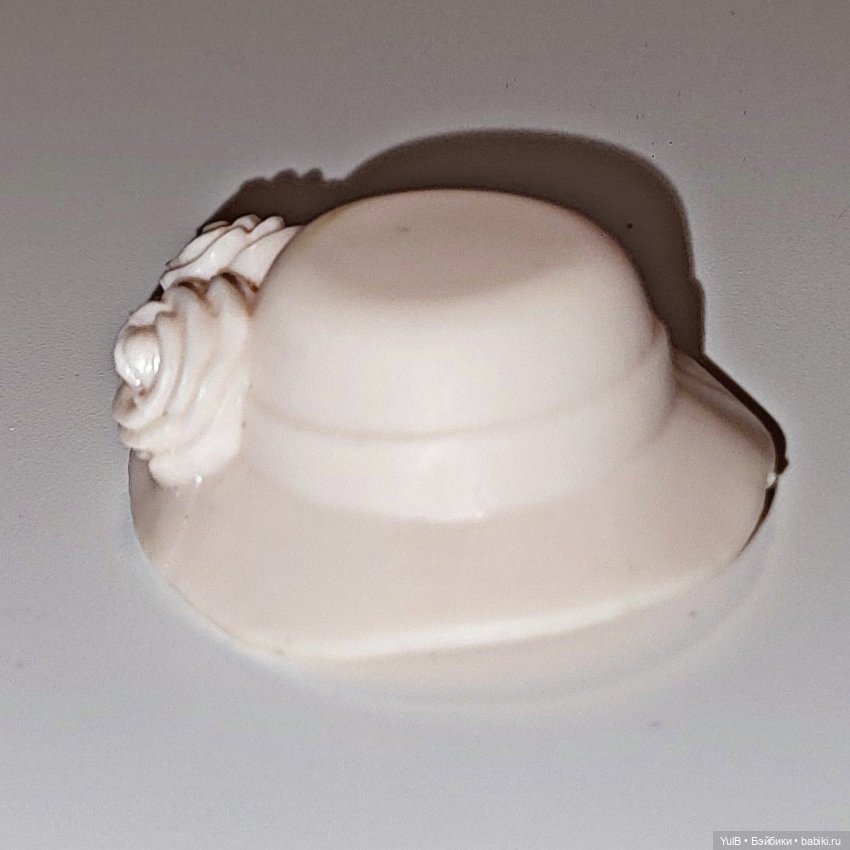 Наездница с розовыми волосами