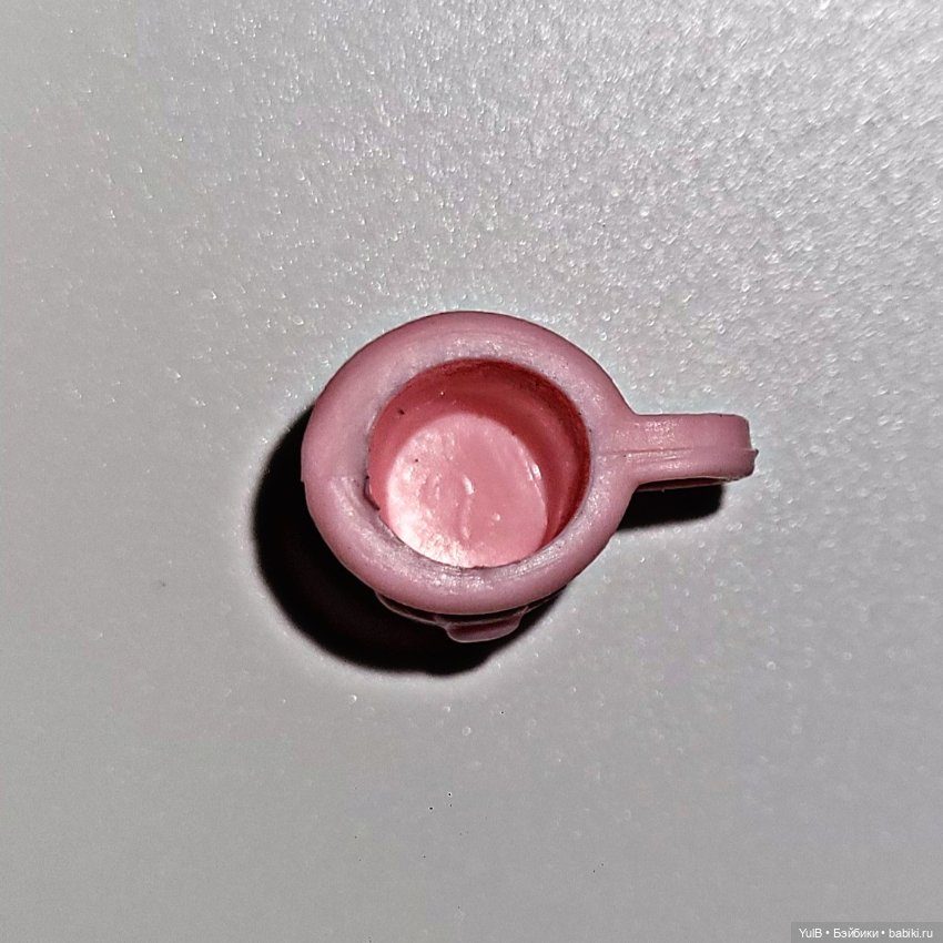 Наездница с розовыми волосами