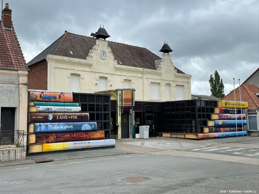 Стрит-арт для библиотеки от Jan Is De Man