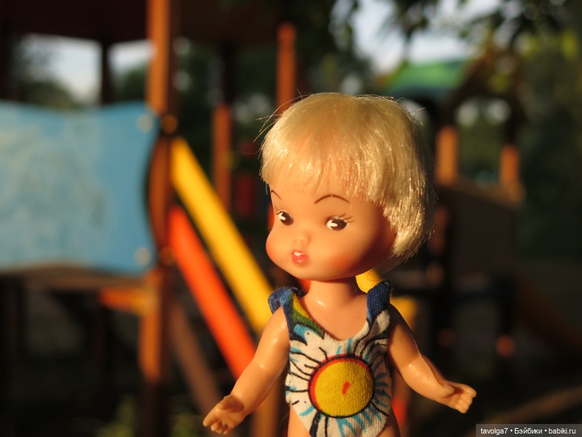 Хильди от Remco на пляже — Коллекции игровых кукол (Playline): фото полок (фото 8)
