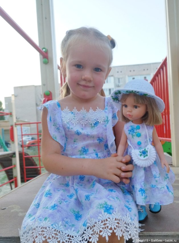 И снова два наряда: для внучки и куклы