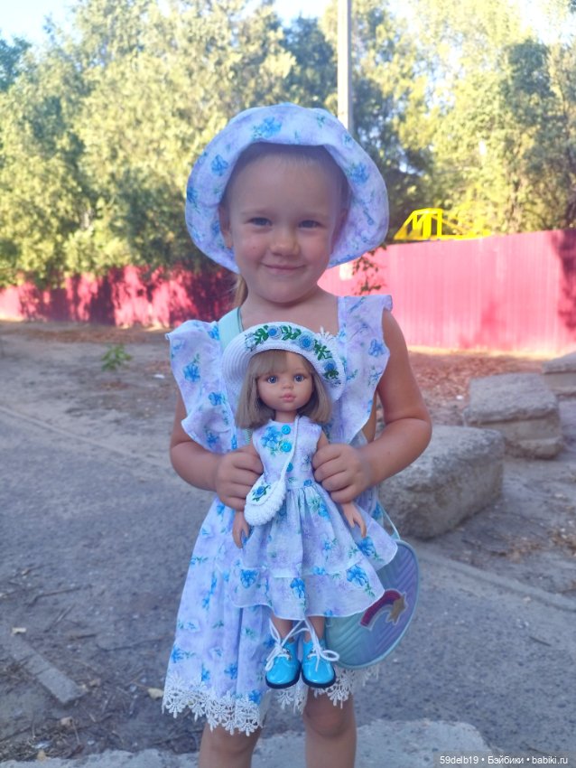 И снова два наряда: для внучки и куклы