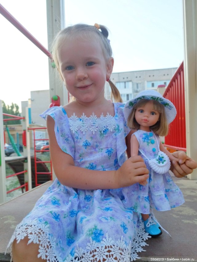 И снова два наряда: для внучки и куклы