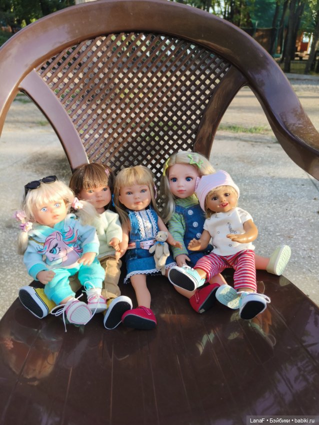 Девочки отдыхают за городом (Vestida de Azul, Китай)l