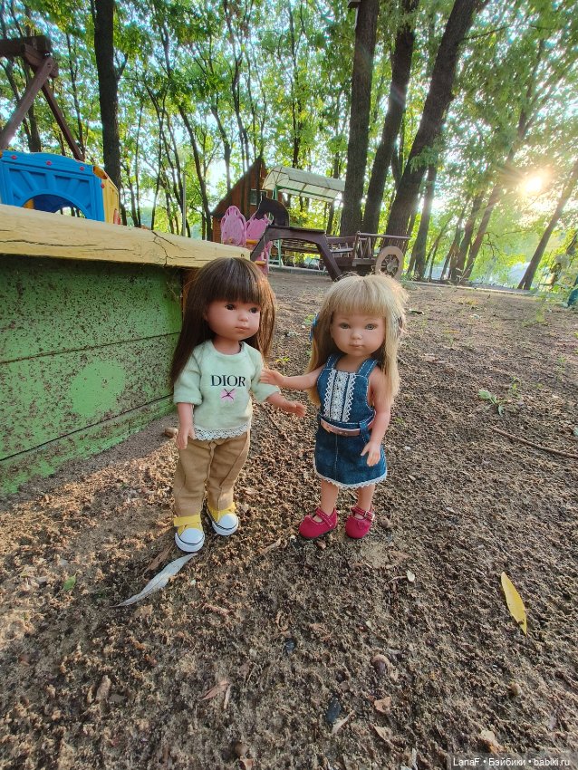 Девочки отдыхают за городом (Vestida de Azul, Китай)l