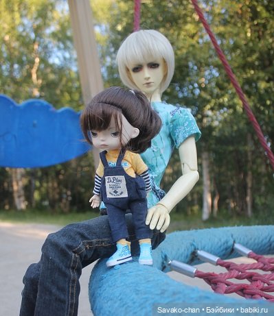 Марфуша и Марк на качелях