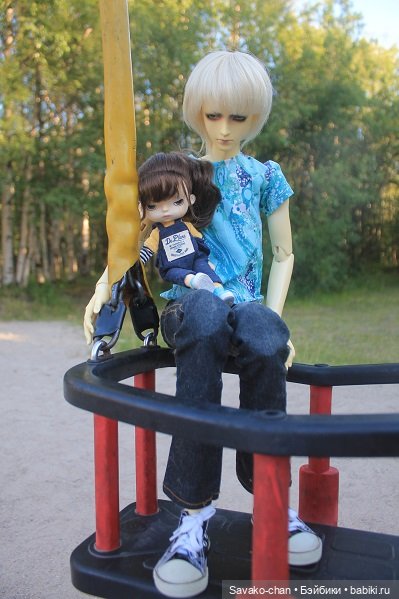 Марфуша и Марк на качелях