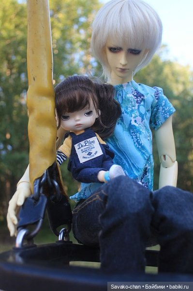 Марфуша и Марк на качелях