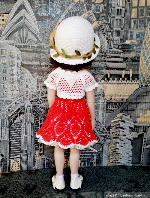 Новенькая девочка и наряды для неё