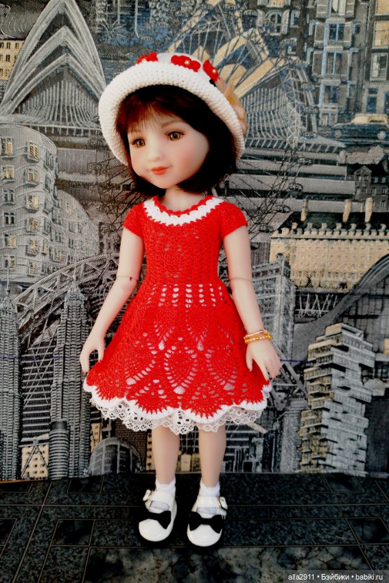 Новенькая девочка и наряды для неё