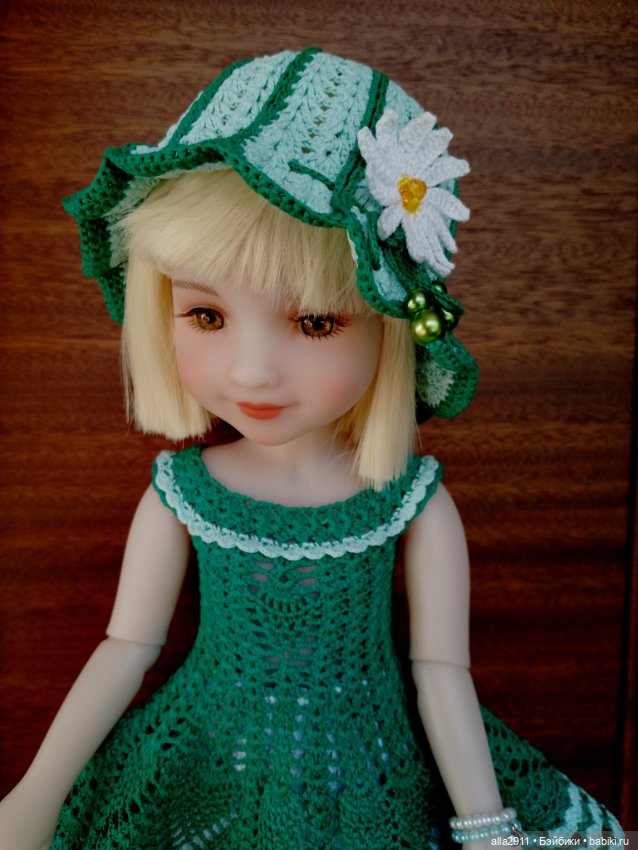 Новенькая девочка и наряды для неё