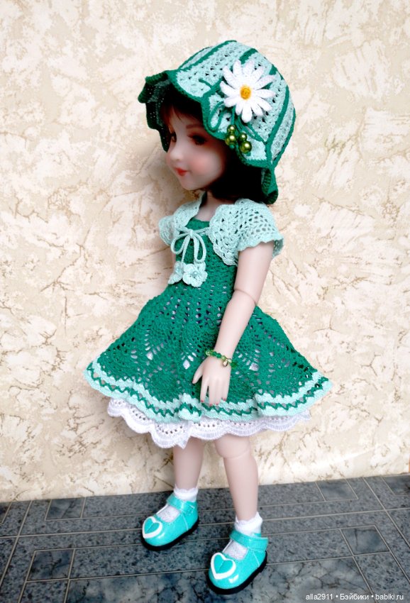 Новенькая девочка и наряды для неё