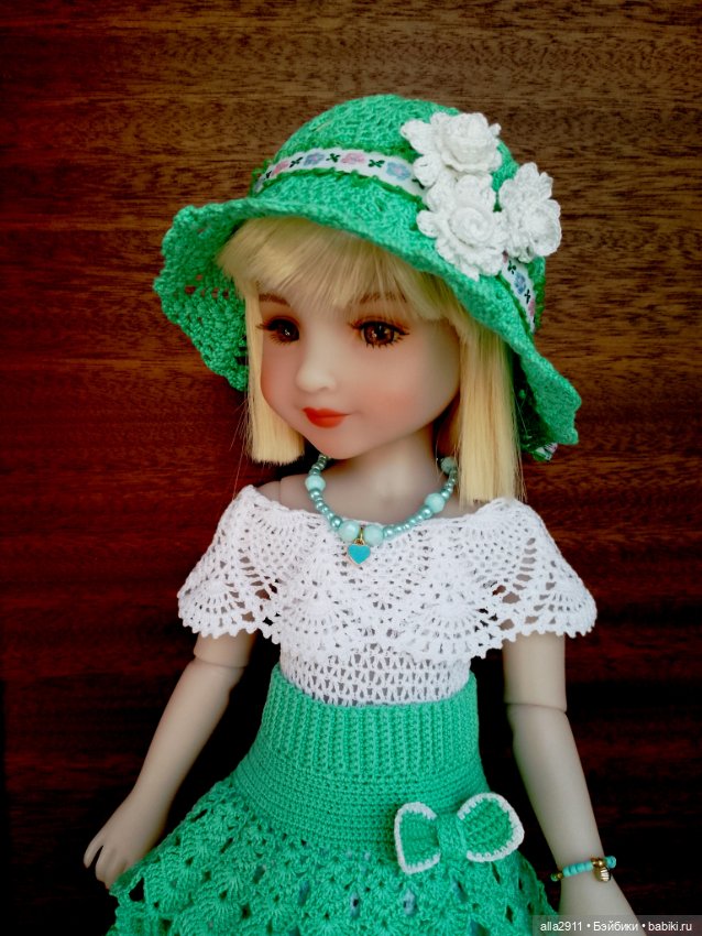 Новенькая девочка и наряды для неё