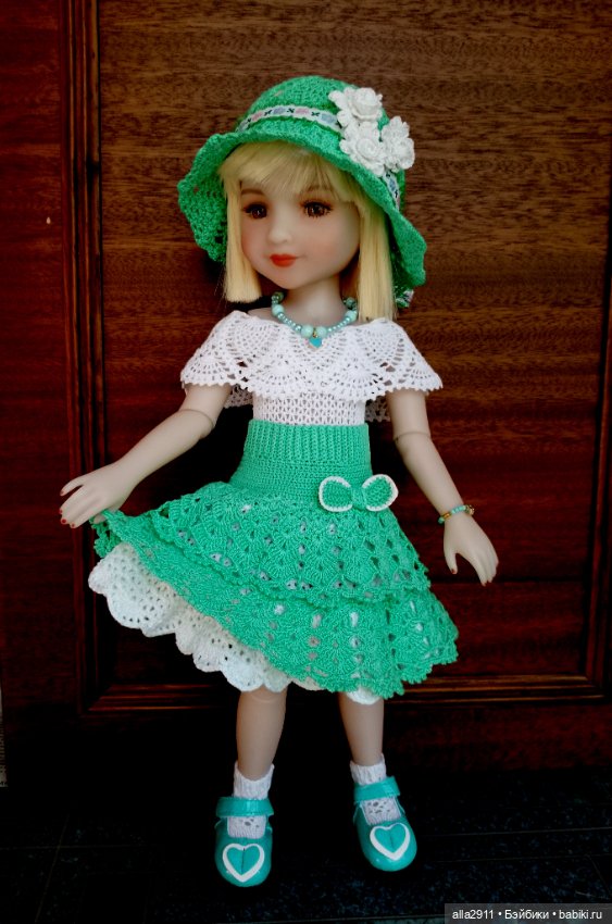 Новенькая девочка и наряды для неё