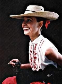 Шляпки 60-х на Одри Хепберн и других моделях