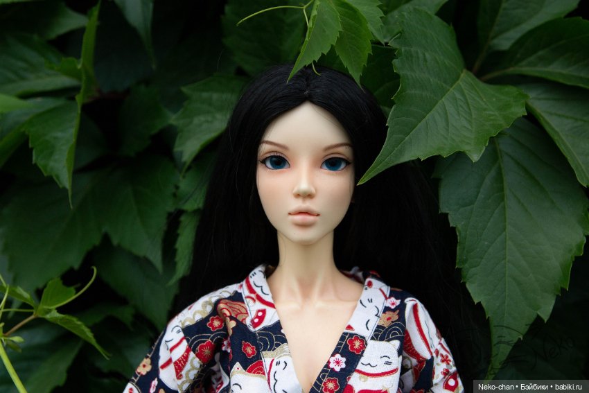 Хлоя любит поваляться на травке (фото 6)