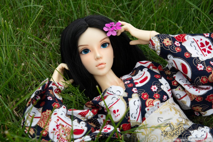 Хлоя любит поваляться на травке (фото 2)