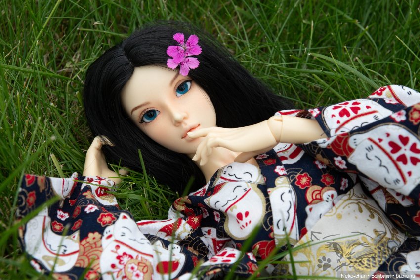 Хлоя любит поваляться на травке