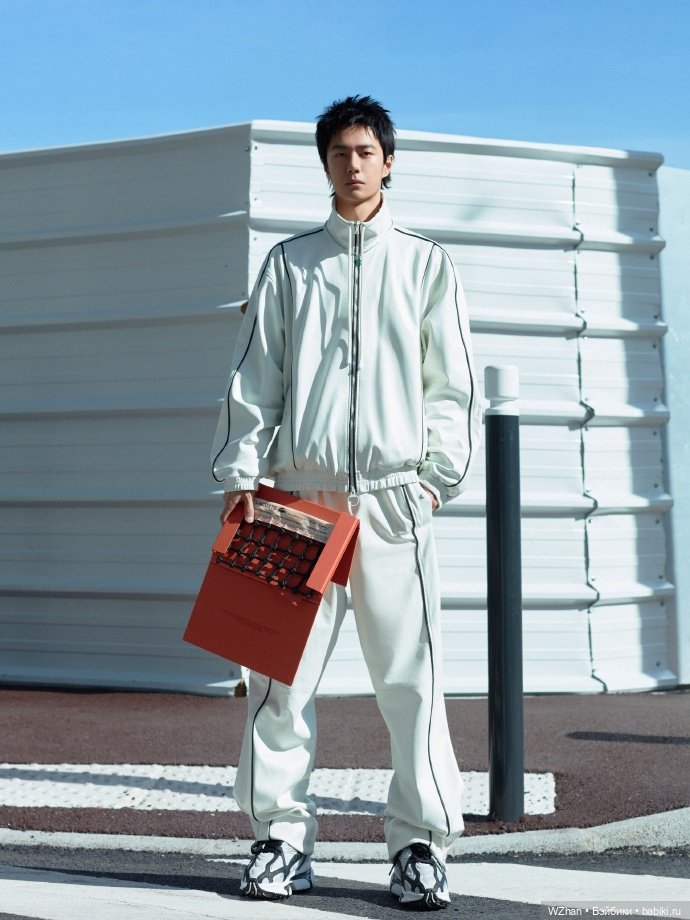 Плюшик Ван Ибо в новом костюмчике (фото 7)