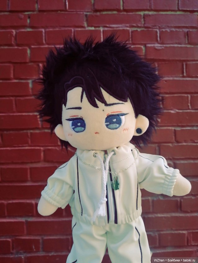 Плюшик Ван Ибо в новом костюмчике