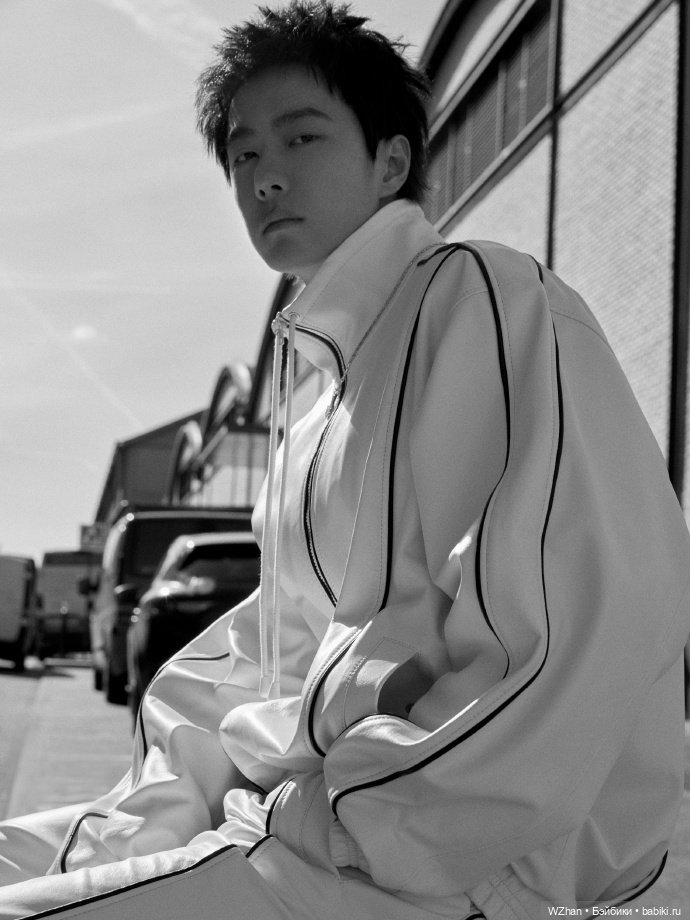 Плюшик Ван Ибо в новом костюмчике (фото 9)