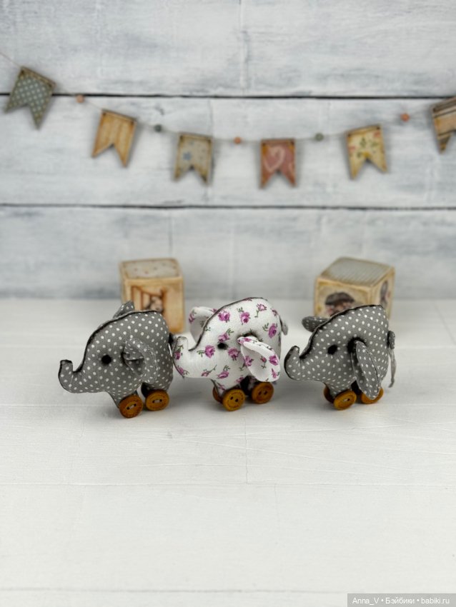 Подарочные слоники — Авторские игрушки из разных материалов: синельная проволока