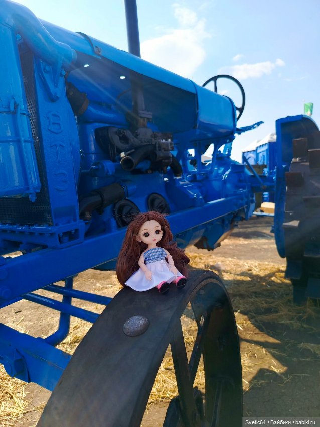 Наша Юлечка вчера посетила фестиваль пахоты в Саратове