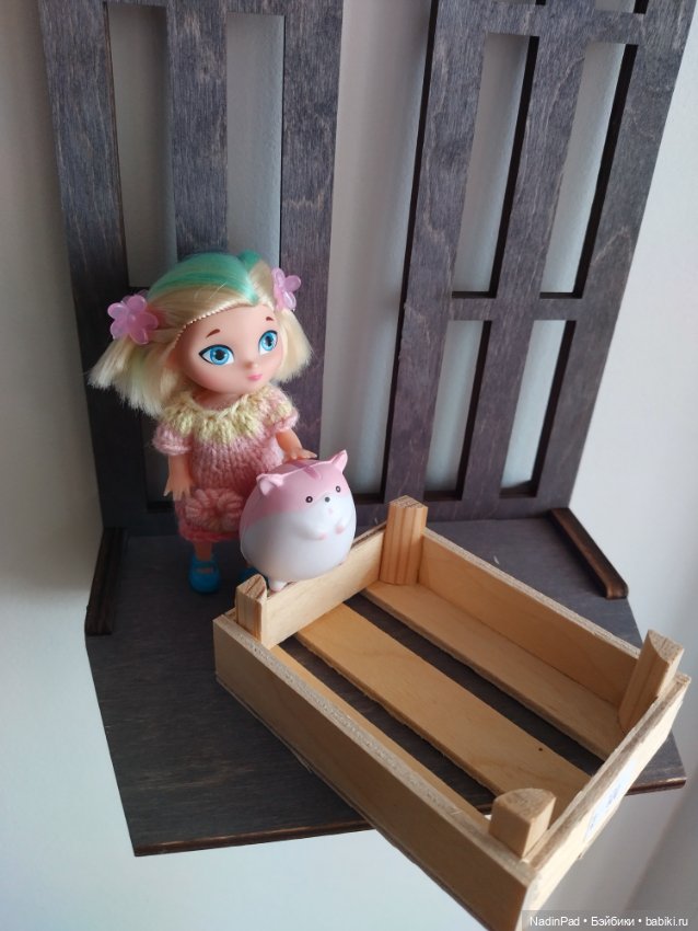 Девочки и ящик для фруктов