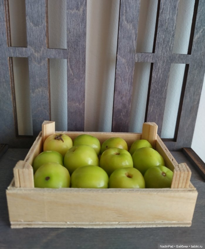 Девочки и ящик для фруктов