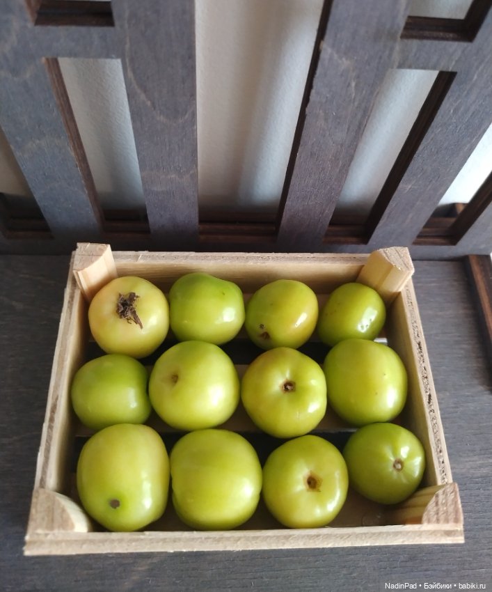 Девочки и ящик для фруктов