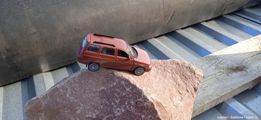 Приключения бордовой машинки