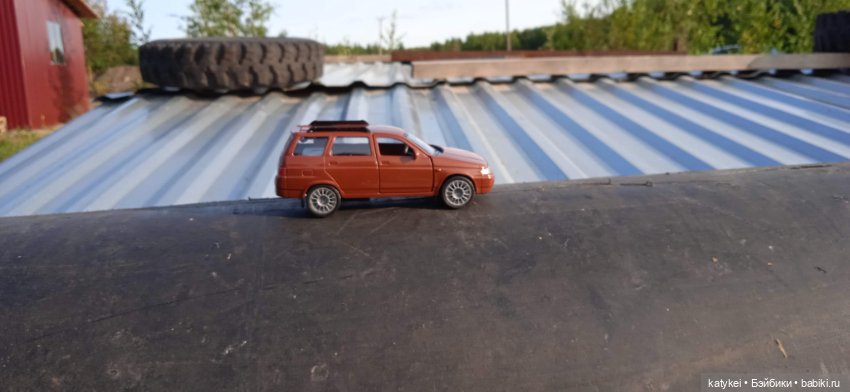 Приключения бордовой машинки