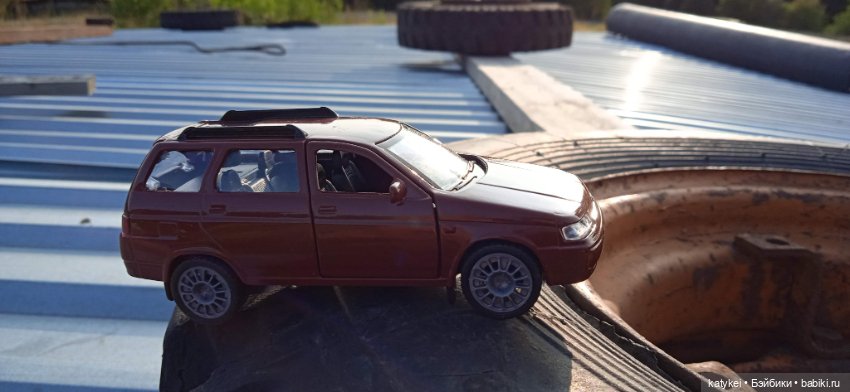 Приключения бордовой машинки