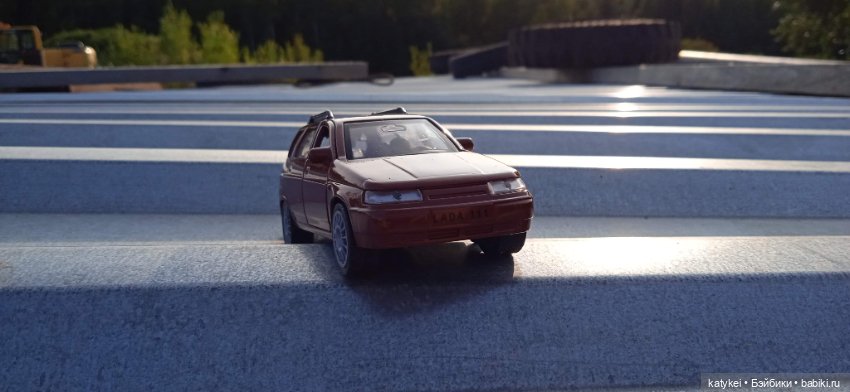 Приключения бордовой машинки