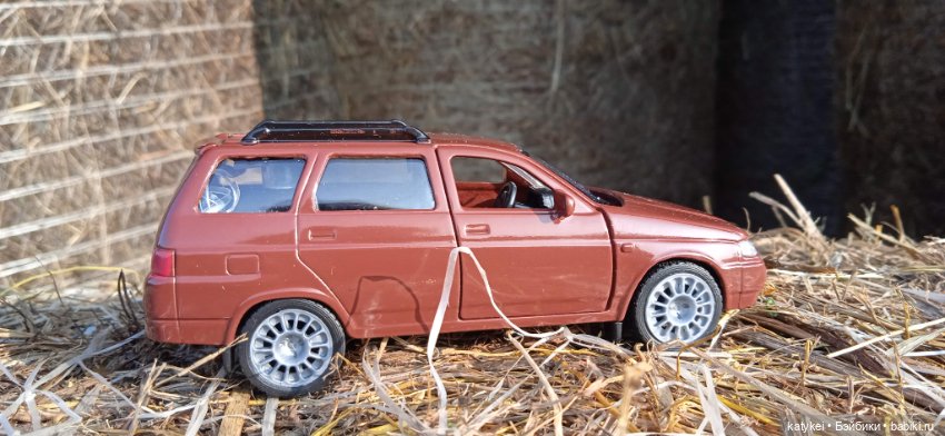 Приключения бордовой машинки