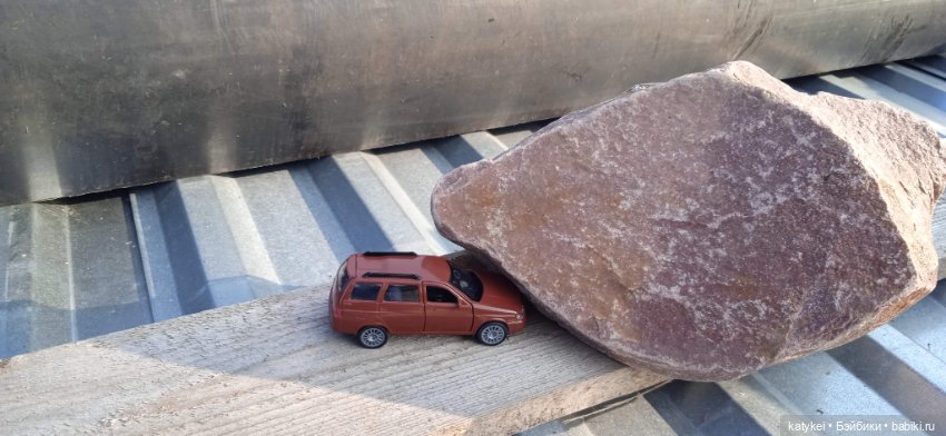 Приключения бордовой машинки