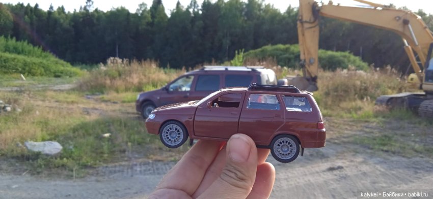 Приключения бордовой машинки