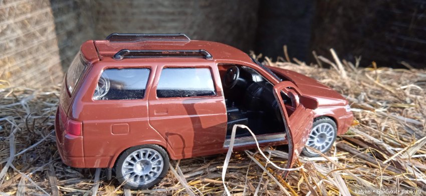 Приключения бордовой машинки