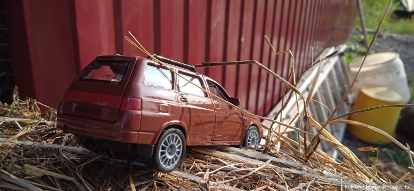 Приключения бордовой машинки