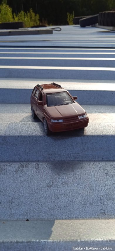 Приключения бордовой машинки