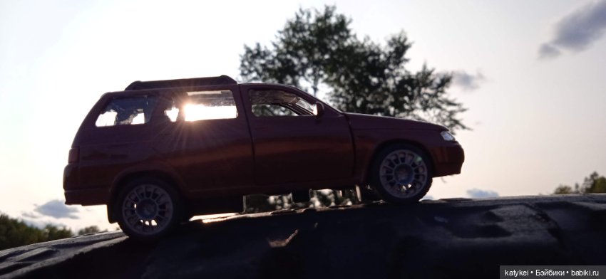 Приключения бордовой машинки