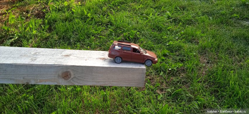 Приключения бордовой машинки