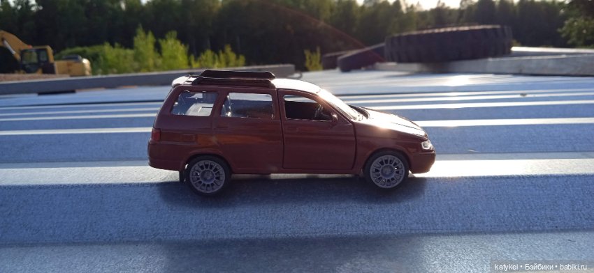 Приключения бордовой машинки